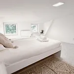 A Tranquil Attic Retreat Near Old Town Apartament *