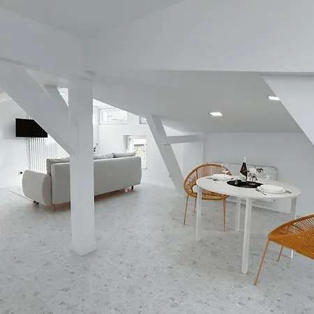 Apartament A Tranquil Attic Retreat Near Old Town