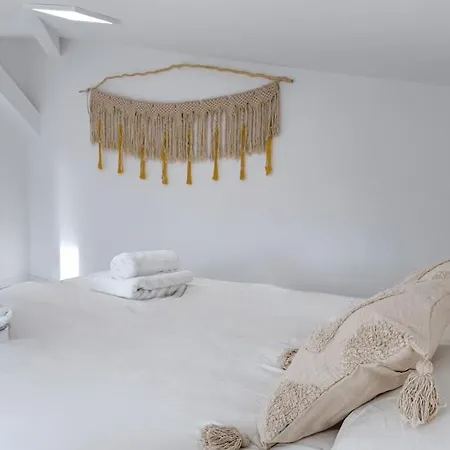 Apartament A Tranquil Attic Retreat Near Old Town