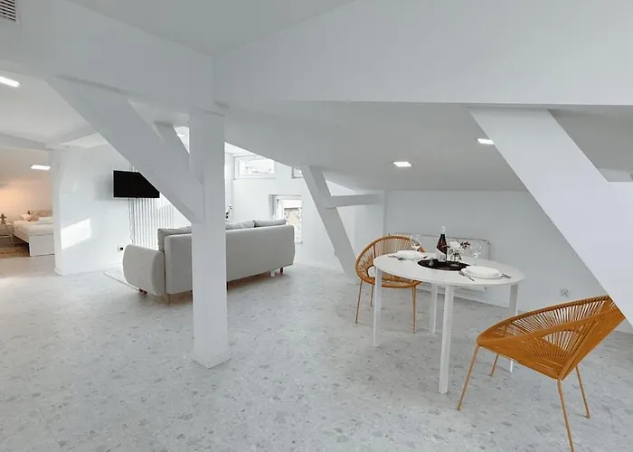 דירה A Tranquil Attic Retreat Near Old Town