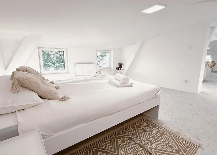 A Tranquil Attic Retreat Near Old Town 아파트 *