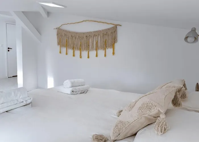 아파트 A Tranquil Attic Retreat Near Old Town