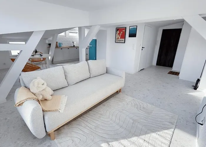 A Tranquil Attic Retreat Near Old Town דירה בידגוז'יז'